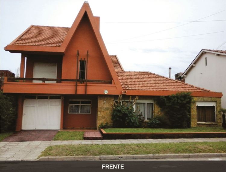 8 Ambientes Muy Amplio - Cochera para 2/3 Autos - Barrio San Rafael - A 1 cuadra del mar - a 4 cuadras del centro - Casa/Chalet en Mar de Ajó