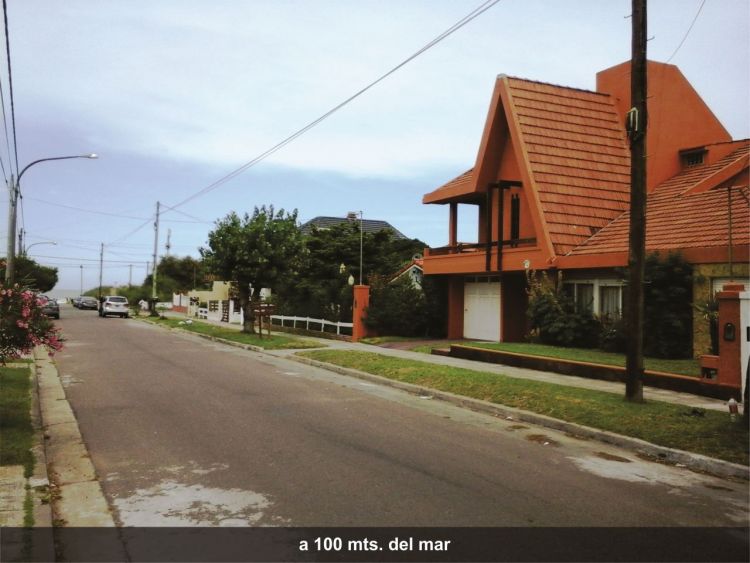 8 Ambientes Muy Amplio - Cochera para 2/3 Autos - Barrio San Rafael - A 1 cuadra del mar - a 4 cuadras del centro - Casa/Chalet en Mar de Ajó