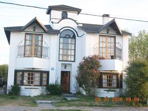 Excelente chalet preparado para 3 familias. 12 personas con alarma monitoreada. - Muy buena ubicación - sistema de alarma monitoreada - Casa/Chalet en Costa Azul