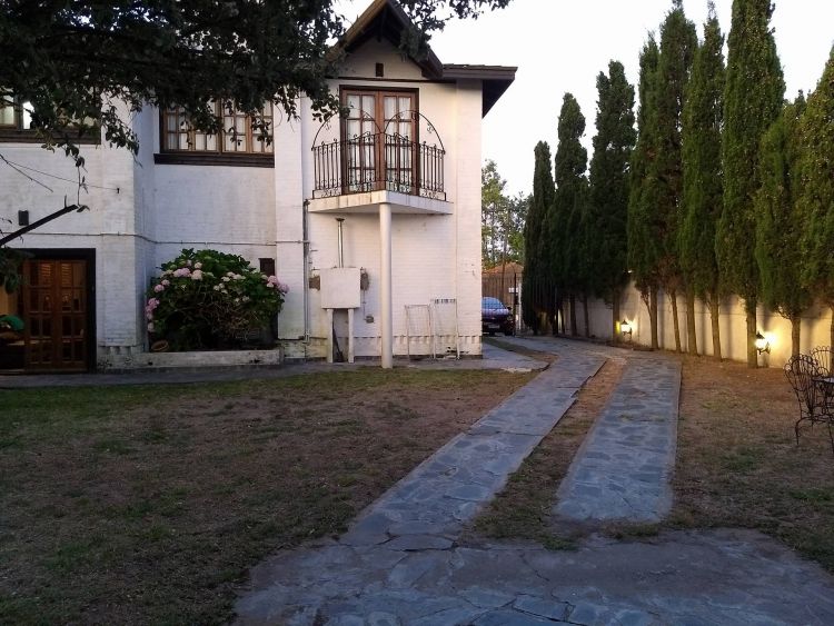 Excelente chalet preparado para 3 familias. 12 personas con alarma monitoreada. - Muy buena ubicación - sistema de alarma monitoreada - Casa/Chalet en Costa Azul