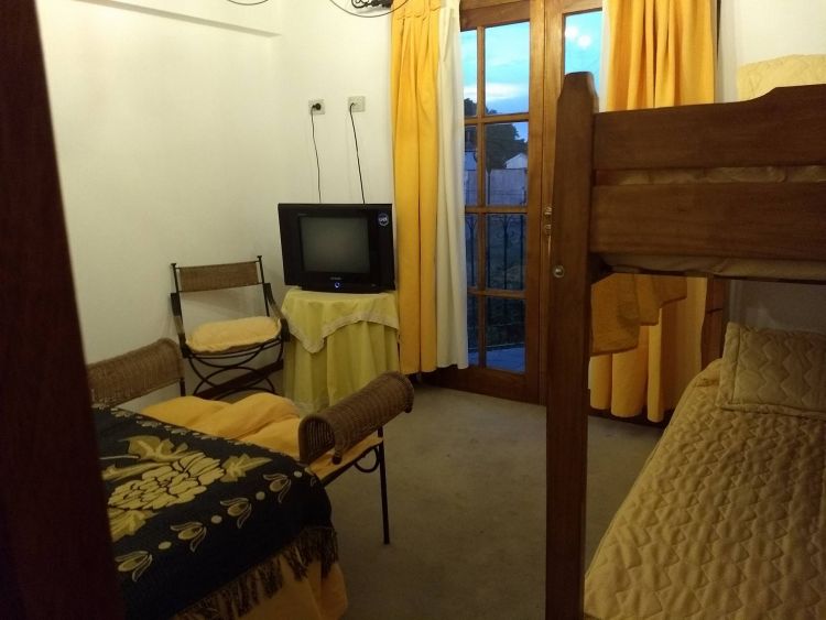 Excelente chalet preparado para 3 familias. 12 personas con alarma monitoreada. - Muy buena ubicación - sistema de alarma monitoreada - Casa/Chalet en Costa Azul