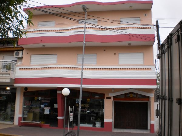 3 Ambientes en 1er Piso - Excelente Ubicación - Muy Luminoso - Garage Cubierto - A 3 cuadras del mar - a 1½ del supermercado Coto - a 2 cuadras de la peatonal - Departamento en Mar de Ajó
