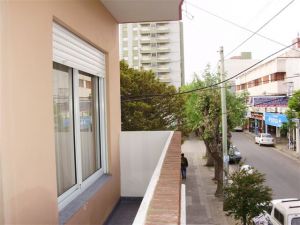 2 Ambientes al 1er Piso - Muy Luminoso - Garage Cubierto - Pleno Centro - A 3 cuadras de la playa - a 2 cuadras de la peatonal - Departamento en Mar de Ajó