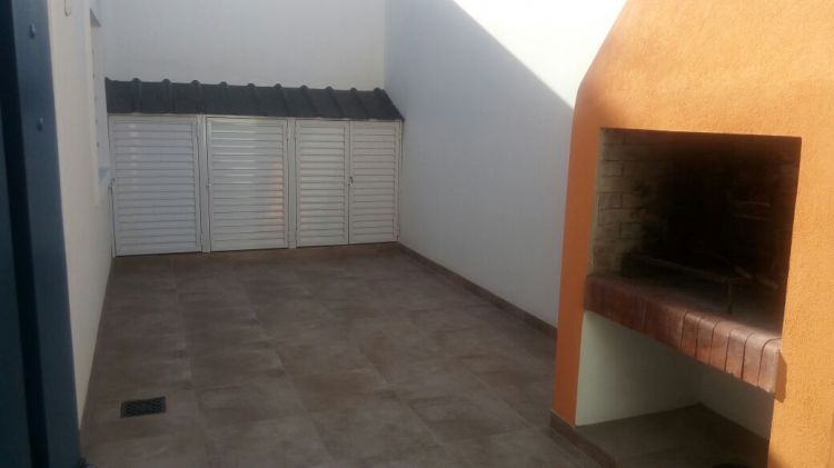 2 Ambientes en Planta Baja - Estacionamiento Vehicular Limitado - Fondo con Parrilla - A ½ cuadra del mar - a 1 cuadra de Av. Fragata Sarmiento - Departamento en Aguas Verdes
