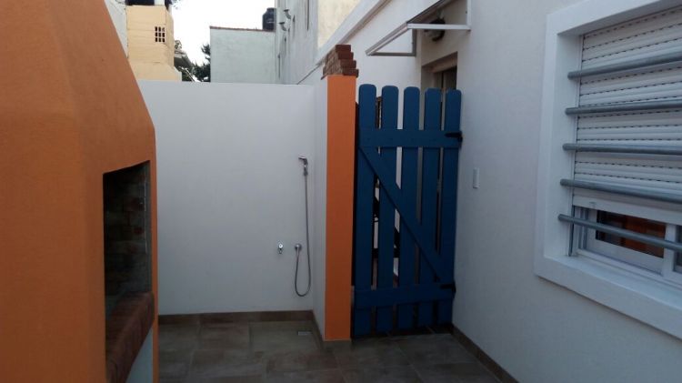 2 Ambientes en Planta Baja - Estacionamiento Vehicular Limitado - Fondo con Parrilla - A ½ cuadra del mar - a 1 cuadra de Av. Fragata Sarmiento - Departamento en Aguas Verdes