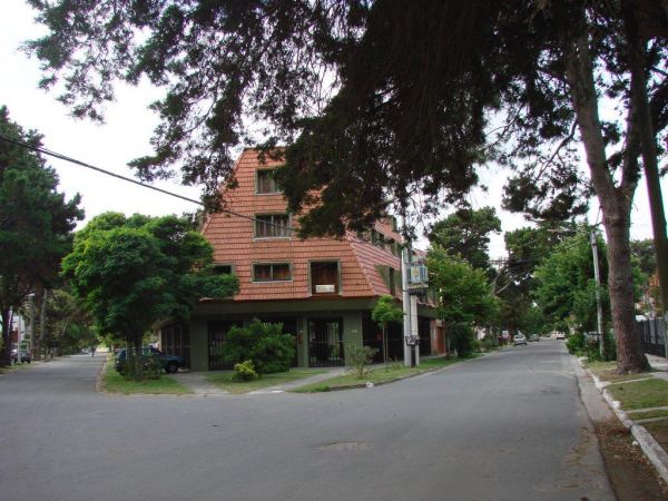 3 Ambientes en 2do Piso por Escalera Cochera Cubierta Fija - Zona residencial - a 3 cuadras de Av. San Bernardo - a 4 cuadras del mar - Dúplex/Tríplex en San Bernardo