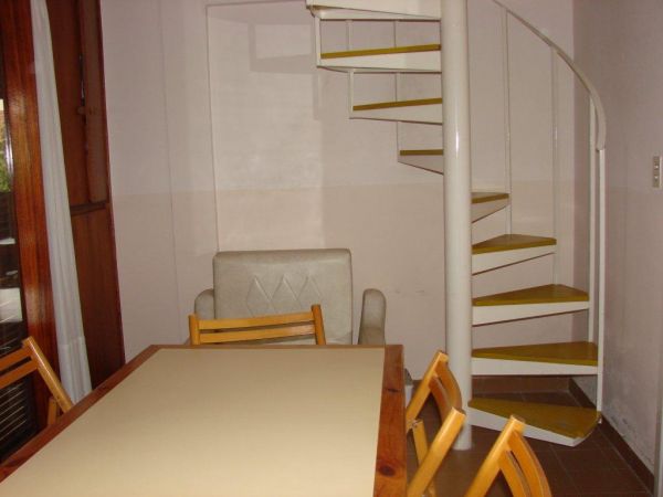 3 Ambientes en 2do Piso por Escalera Cochera Cubierta Fija - Zona residencial - a 3 cuadras de Av. San Bernardo - a 4 cuadras del mar - Dúplex/Tríplex en San Bernardo