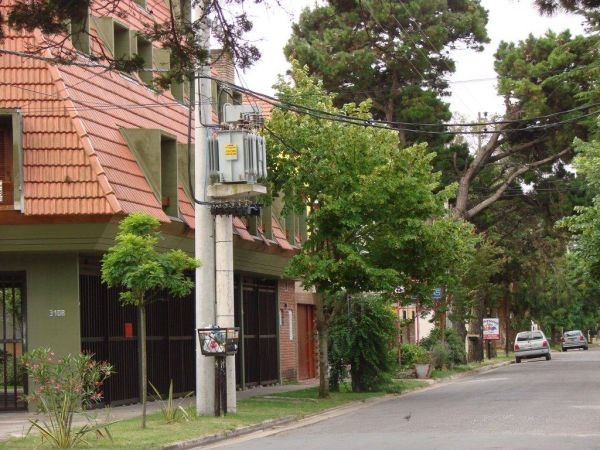 3 Ambientes en 2do Piso por Escalera Cochera Cubierta Fija - Zona residencial - a 3 cuadras de Av. San Bernardo - a 4 cuadras del mar - Dúplex/Tríplex en San Bernardo