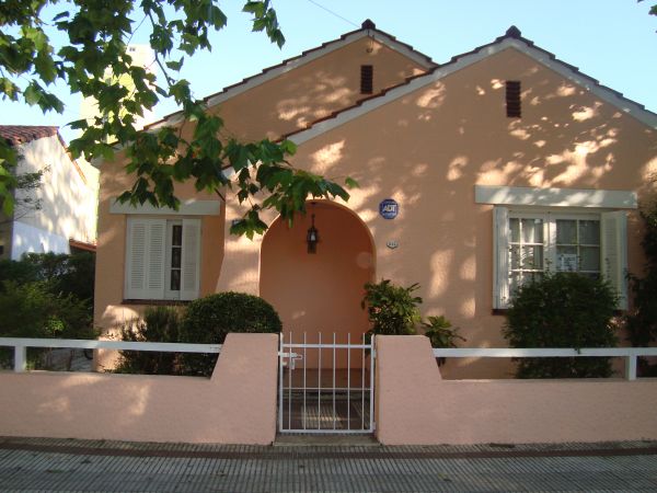 Hermoso Chalet - Luminoso - Gran Confort. - A 4 cuadras del Mar y a 1 cuadra del Centro/Peatonal. - Casa/Chalet en Miramar