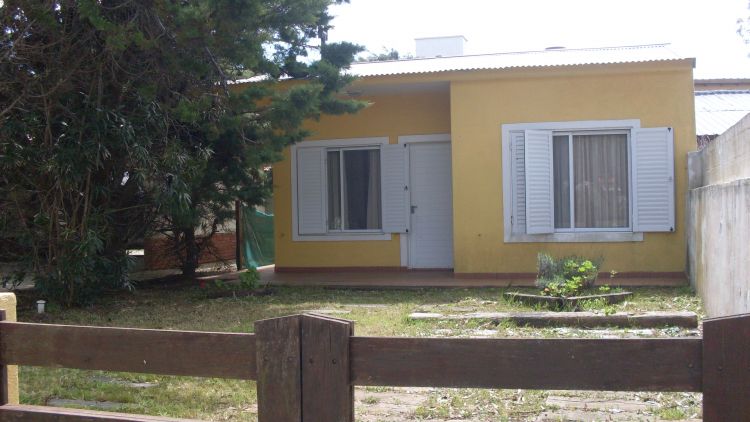 Chalet de 3 ambientes - Ubicado a pocos metros de la costanera y a una cuadra de la Av. principal. - Casa/Chalet en Aguas Verdes