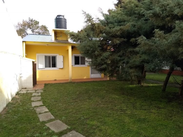 Chalet de 3 ambientes - Ubicado a pocos metros de la costanera y a una cuadra de la Av. principal. - Casa/Chalet en Aguas Verdes