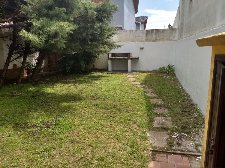Chalet de 3 ambientes - Ubicado a pocos metros de la costanera y a una cuadra de la Av. principal. - Casa/Chalet en Aguas Verdes