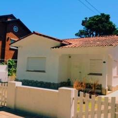 Chalet - Departamento - Ubicación estratégica, a 300mts. del mar, a 200mts del centro y a 100mts de terminal de omnibus - Casa/Chalet en La Lucila del Mar