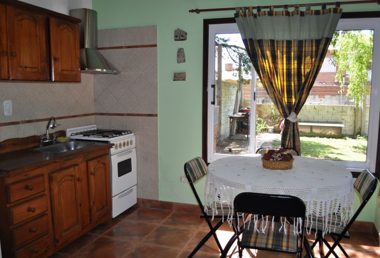 Cabaña equipada para 4 personas - Zona residencial - Muy tranquila - A 7 cuadras de la playa y a 5 cuadras del centro - Cabaña en Mar de Ajó